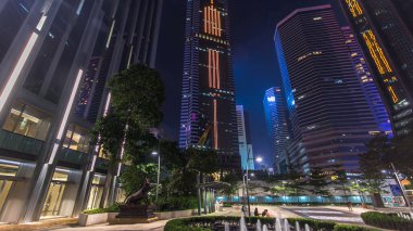 Gece görüşü modern şehrin parktaki havzası ve gökdelenleri. Zaman aşımı. Hong Kong.