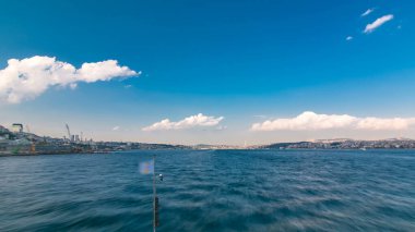 Tekne akşam tome gemi Istanbul timelapse görünümünden bir Avrupa Asya için yerinden, Galata Köprüsü'nden bırakarak feribot. Geçiş boğaz Üsküdar merkeze feribot. Bahar günü bulutlu gökyüzü