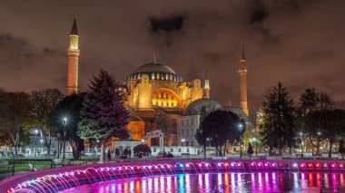Ayasofya zaman aşımına uğrayan bir çeşme, Hıristiyan ataerkil bazilikası, imparatorluk camisi ve şimdi de bir müze, İstanbul, Türkiye