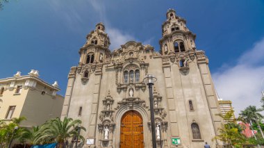 Lima 'daki Parroquia Virgen Milagrosa Kilisesi. Kennedy Park zamanına yakın, Peru. Mavi gökyüzünde bulutlar
