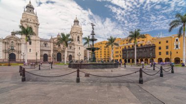 Plaza de Armas 'daki çeşme, Plaza Mayor olarak da bilinen hiperlapse, Lima' nın tarihi merkezinin merkezinde yer almaktadır. Arkaplanda katedral