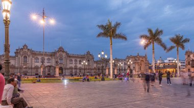 Palacio de Gobierno mu yoksa Pizarro Sarayı olarak bilinen Pizarro Sarayı mı? Peru Hükümeti 'nin yürütme organı ve Peru Cumhurbaşkanının resmi ikametgahıdır.