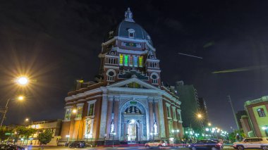Mary Kilisesi 'nin Kusursuz Kalbi' nin dışı gece vakti hiperhızlandırılmış olarak aydınlandı. Antonio Jose de Sucre Caddesi, Peru 'daki Lima Tarihi Merkezi' nin önemli bir dini kompleksi.