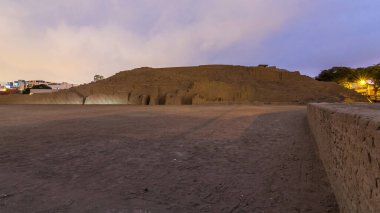 Huaca Pucllana Piramidi 'nden geceye geçiş zamanı, İnka öncesi kültür seremonisi kalıntıları Lima, Peru' da. Gökyüzündeki bulutlar. Aydınlanma başlıyor.