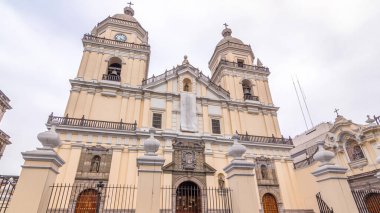 San Pedro Bazilikası 'nın dış cemiyeti tarafından 16. yüzyılda inşa edilen zaman atlaması hiperhızlandırması. Lima Tarihi Merkezi 'nin en önemli dini komplekslerinden biridir.