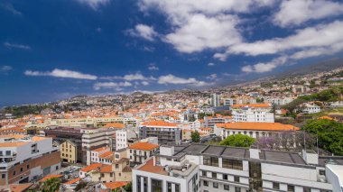 Madeira 'daki teleferikli araçtan dağın tepesindeki hava görüntüsü. Kasaba manzarası. Funchal, Portekiz.