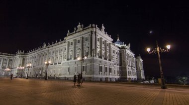 Royal Palace of Madrid (Palacio Real de Madrid) timelapse hyperlapse gece. 1738 ve 1755 arasında Barok ve neo-klasik stilleri Kral Philip'in tarafından inşa.