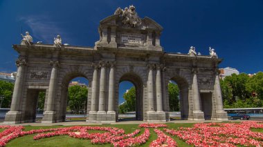 Puerta de Alcala zaman atlaması (Alcala Gate) İspanya 'nın Madrid kentinde bulunan Plaza de la Independencia Plaza' da bulunan bir neo-klasik anıttır..