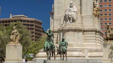 İspanya Meydanı 'nda (Plaza de Espana) Miguel de Cervantes' in heykeli ve Don Kişot ve Sancho Panza 'nın bronz heykelleri bulunmaktadır. Madrid Avrupa 'nın popüler bir turizm beldesidir..