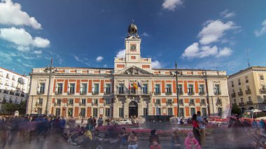 Eski Postane binası, şu anda Madrid Topluluğu Başkanlığı 'nın merkezi olan zaman atlaması. Puerta del Sol 'da. Madrid, İspanya