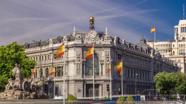 İspanya Tarihi Bankası, Madrid, İspanya 'da araba trafiği ile Paseo del Prado ve Alcala caddeleri arasındaki Cybele Fountain ve Cibeles Meydanı' nın anıtlarıyla hızlandırılmış zaman çizelgesi inşa ediyor.