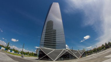 Madrid ve İspanya 'nın en yüksek gökdelenlerinin bulunduğu Dört Kuleler İş Alanında gökdelenler zaman atlaması yaşıyor. Bulutlu mavi gökyüzü. balık gözü