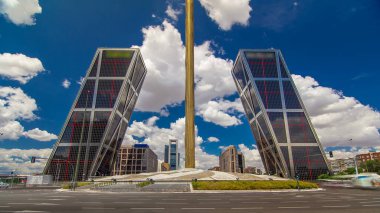 İspanya 'nın Madrid kentinde İspanya' nın Bankia kentinde bulunan mavi bulutlu gökyüzü Plaza de Castilla 'dan KIO kuleleri veya Avrupa Ağ Geçidi zaman atlaması.