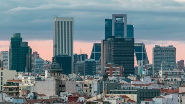 Günbatımında Madrid Skyline 'da, Cuatro Torres İş Alanının bir kısmı ve Santiago Bernabeu Stadyumu' nun bir kısmı sembolik bina ve kulelerle çevrilidir..