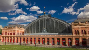 Puerta De Atocha tren istasyonu Madrid, İspanya 'da zaman atlaması yaşıyor. İspanya 'nın ana şehirleri hızlı trenlerle birbirine bağlı..