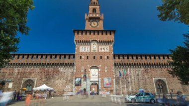 Sforza Kalesi - Castello Sforzesco timelapse hyperlapse, Milan, İtalya için ana giriş. Yaz günü mavi gökyüzü. Etrafta dolaşan insanlar