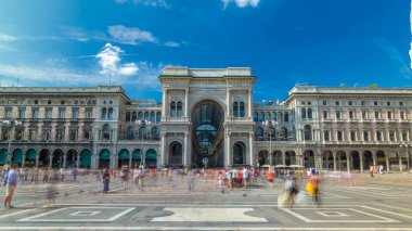 Piazza del Duomo (Katedral Meydanı) üzerindeki Galleria Vittorio Emanuele II zaman atlaması. Bu galeri Milano 'nun turistik merkezi. Yaz günü mavi bulutlu bir gökyüzü. Meydanda kalabalık