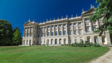 Galleria d'Arte Moderna timelapse hyperlapse Giardini Di Villa Reale Comunale görünümünden Milan, İtalya. Önündeki yeşil çim. Yaz günü, mavi gökyüzü