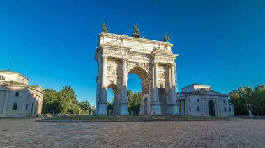 Piazza Sempione 'deki Arco della Pace (Simplon Meydanı' ndaki Barış Kemeri) hiperhız. Neoklasik zafer kemeri, 25 metre yüksekliğinde ve 24 metre genişliğinde, 1807 ve 1838 yılları arasında inşa edilmiştir. Yazın mavi bulutlu gökyüzü