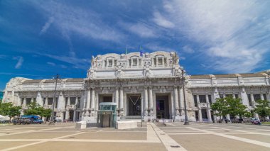 Milan antik merkez demiryolu İstasyonu timelapse hyperlapse önden görünümü. Yaz günü bulutlu gökyüzü mavi. 1931 yılında istasyonu açıldı.