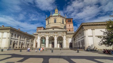 San Lorenzo Maggiore Bazilikası 'nın ön cephesi zaman atlaması (Büyük Katedral Saint Lawrence) ve Konstantin İmparatoru' nun heykeli. Yaz günü mavi bulutlu bir gökyüzü. İyi yolculuklar.