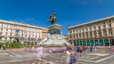 Piazza del Duomo timelapse hyperlapse heykele Vittorio Emanuele II. Lombardy, İtalya Milan'da. Etrafta dolaşan insanlar. Mavi bulutlu gökyüzü yaz gün