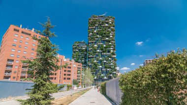 Bosco Verticale veya Dikey Orman. Milano 'nun Porta Nuova ilçesine bağlı iki kuledir. Balkonlarda yüzlerce ağaç ve bitki barındırıyorlar. Yazın mavi bulutlu gökyüzü