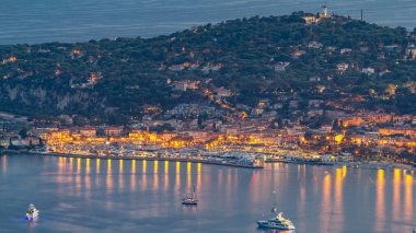 Saint-Jean-Cap-Ferrat gece hava sahasında yatlar. Fransa 'nın güneydoğusunda Provence-Alpes-Cote d' Azur bölgesindeki Cote d 'Azur' da tatil ve komün. Eze köyünün tepesinden