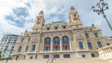 19. yüzyıl Barok tarzı Sarayı Monako'daki Monte Carlo Casino timelapse hyperlapse tarafına geri. Yaz günü bulutlu gökyüzü