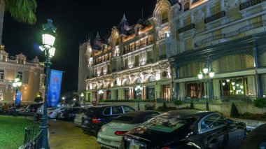 Monte Carlo gecesi hyperlapse timelapse Monaco Grand Casino ile kare. Tarihi binalar çevresinde. Avuç içi tarafında. Otopark ve yolda trafik