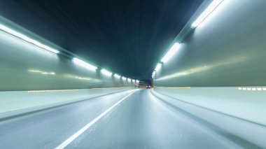 Monaco şehir yollar trafik araba ışığı ile gece timelapse hyperlapse drivelapse yenik durumda. Aydınlatılmış sokaklar ve Binalar