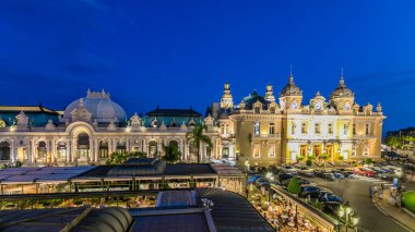 Monte Carlo 'daki Grand Casino' dan geceye geçiş zamanı, Monaco. Tarihsel bina gökyüzü manzarası. Girişi olan ön manzara. Avuç içi yanda..