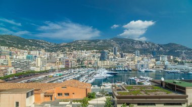 Monte Carlo şehri havadan panorama zaman atlaması. Yukarıdan Hercule Limanı 'na. Monako limanındaki lüks yatların, teknelerin ve tarihi binaların manzarası, Cote d 'Azur.