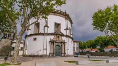 Vila Nova de Gaia 'daki Manastır da Serra do Pilar, Porto, Portekiz. Yeşil ağaçlar ve bulutlu gökyüzü