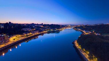 Gündoğumundan önce Douro Nehri 'nin en sembolik bölgesinde gece gündüz hava panoramik görüntüsü. Dünyaca ünlü Porto şarabı üretim bölgesi..