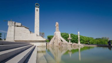 Eduardo VII park ve çeşme Lizbon 'da, Portekiz zaman ayarlı hiperhız. Merdivenlerin yanındaki suda yansımalar var.