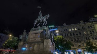 St. Wenceslas heykeli gece zaman aşımı hiperlapse, Prag Yeni şehir, Çek cumhuriyeti. Wenceslas Meydanı'nda yer alan, ulusal kültürel simgesel yapı