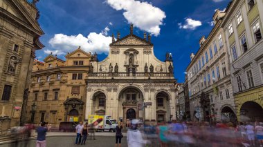 St Salvator Kilisesi timelapse hyperlapse. Prag - Clementinum, Çek Cumhuriyeti tarihi karmaşık parçası. Mavi bulutlu gökyüzü ve yolda trafik
