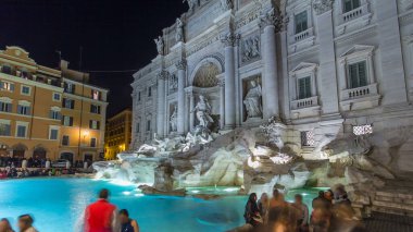 Ünlü Trevi Çeşmesi gece vakti aşırı hızlanıyor. Burası Roma 'da en çok ziyaret edilen yerlerden biri. Kalabalık burada kalsın..