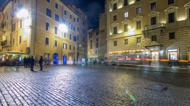Roma timelapse hyperlapse sokaklarında Çeşme Trevi gösteren restoran ve insanlar bulanıklık gece Pantheon yürüme mesafesindedir. Gece çalıştırmak