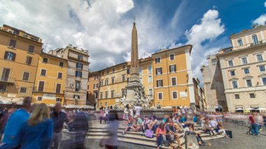 Çeşme timelapse hyperlapse Doğum Via Nazionale olduğunu bir piazza (Belediye Meydanı) Roma, İtalya, Güney tarafında Panteon Roma, İtalya, bulunur. Bulutlu mavi gökyüzü