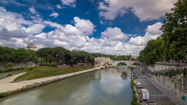 Isola Tiberina Timelapse hiperlapse Roma 'nın en büyük Tibera nehri adasıdır. Bu küçük ada Trastevere bölgesine giden yolda çekici bir turistik yerdir. Bulutlu gökyüzü ile köprüden görünüm