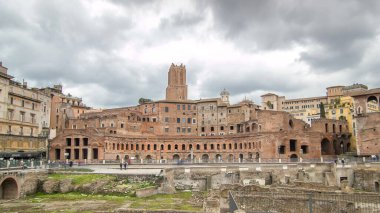 İtalya 'nın başkenti Roma' da Via dei Fori Imperiali 'de Trajan' ın Market zaman atlaması (Mercati Traianei) panoramik görüntüsü. Bulutlu gökyüzü