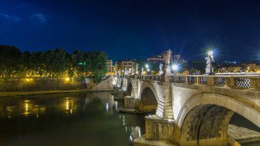 Ponte Sant 'Angelo Köprüsü zaman atlaması, Tiber Nehri' ni geçiyor. Castel Sant 'Angelo yakınlarındaki bir anıt mezar, şimdi bir müze ve sanat galerisi. Roma' nın göbeğinde geceleyin aydınlanıyor..