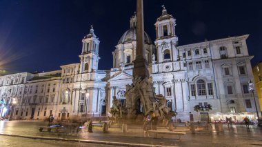 Geceleri dört ırmak timelapse hyperlapse Piazza Navona Sant'Agnese arka planda Agone kilise, Roma, İtalya, üzerinde tarih fontana aydınlatılmış. Turistler ve ışıklı eski binalar