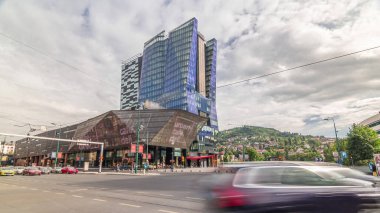 Saraybosna Şehir Merkezi 'ndeki gökdelenler ve alışveriş merkezleri büyük parlayan ekran hızlandırıcılı. Marsala Tita caddesinde trafik var.