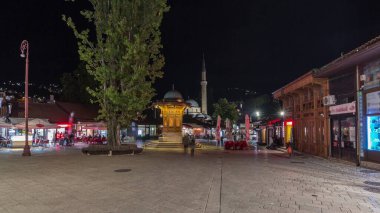 Sebilj çeşmesinden Bosna-Hersek 'in eski Saraybosna kentindeki Ferhadiye yaya sokağına hızlı bir yürüyüş. Birçok dükkan, restoran ve aydınlık yollarda gezmek.