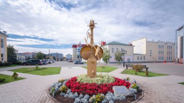 Uralsk 'ta Çiçekli Heykel ve Kazak Tiyatrosu Zaman Çizelgesi Hiperlapası Yapısı. Batı Kazakistan 'daki Kültürel Zenginliği Kutlayan Kasabanın Büyüleme Merkezi' ni keşfedin.