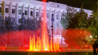 Uralsk 'teki eğlence çeşmesi Tornado' da gece zaman ayarlı hiperhız. Aydınlatılmış park ve binalar. Şehrin göbeğinde yaya bölgesi var. Kazakistan