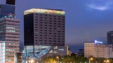 Schwedenplatz hava kuvvetleri gece gündüz. İsveç Meydanı, Viyana 'nın orta kesiminde, Tuna Kanalı' nda yer alan ve en önemli toplu taşıma kavşaklarından biridir. Eski ve modern binalar